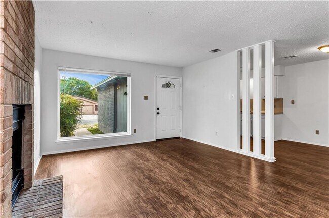 Foto del edificio - 2112 Donahue Ln