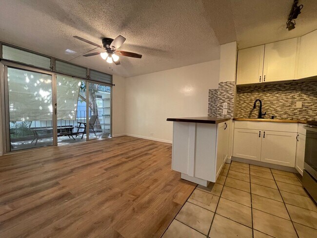 Foto del edificio - 1 Bed / 1 Bath at University Court, directly across from UH Manoa.