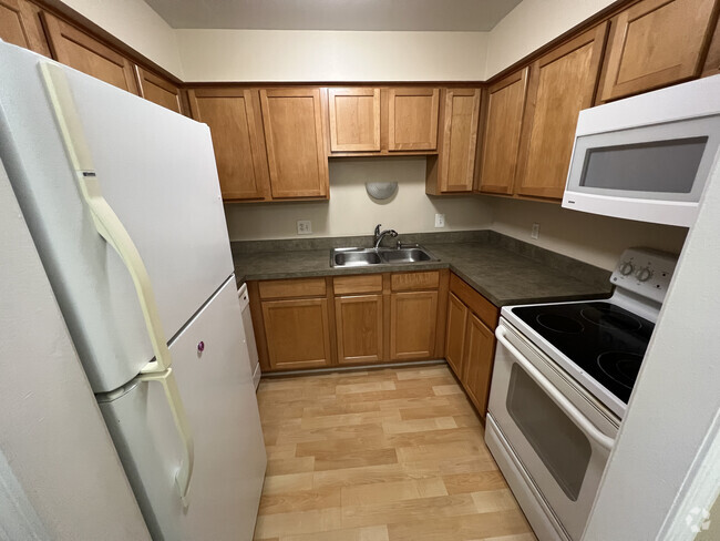 Building Photo - 1840 Axtell Dr
