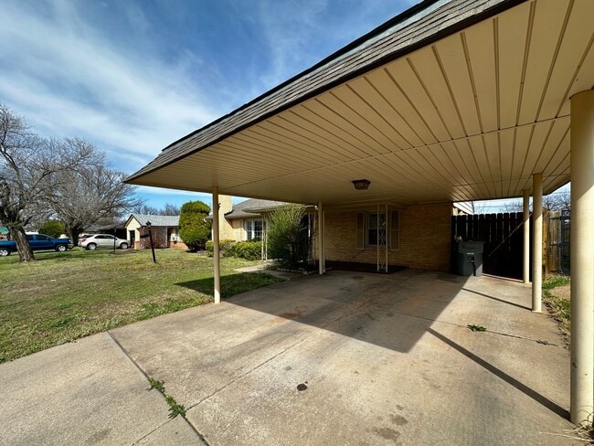 Building Photo - 3 Bedroom