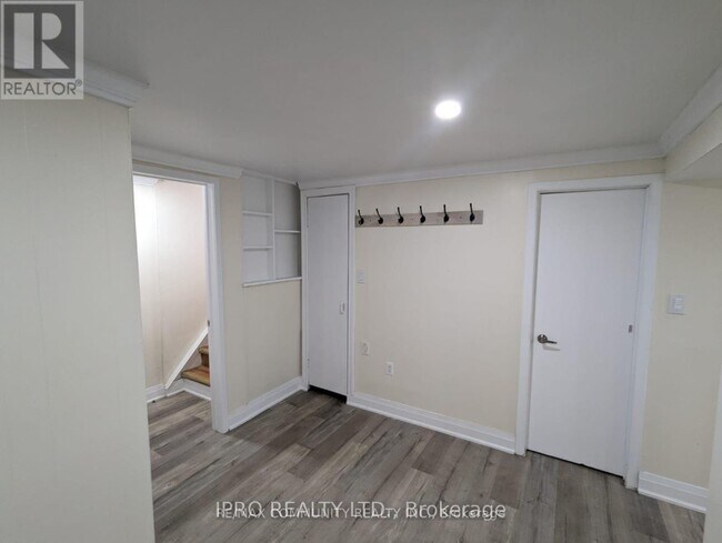 Building Photo - 3263 Cawthra Rd