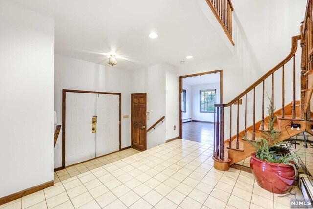 Building Photo - 407 Golf Course Dr