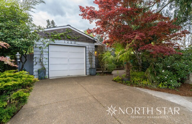 Building Photo - Charming Lake Oswego Ranch