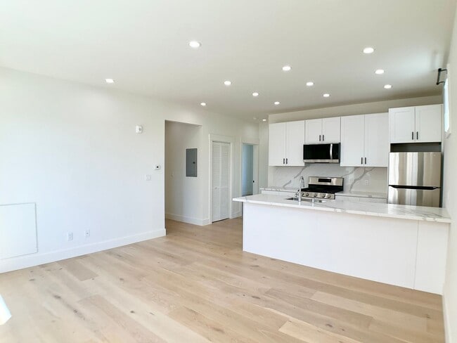 Foto del edificio - TOP FLOOR REMODELED 2/1. W/D! Dishwasher! ...