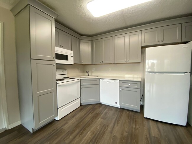 Building Photo - Beautiful 1-Bedroom Condo in Gated East Or...