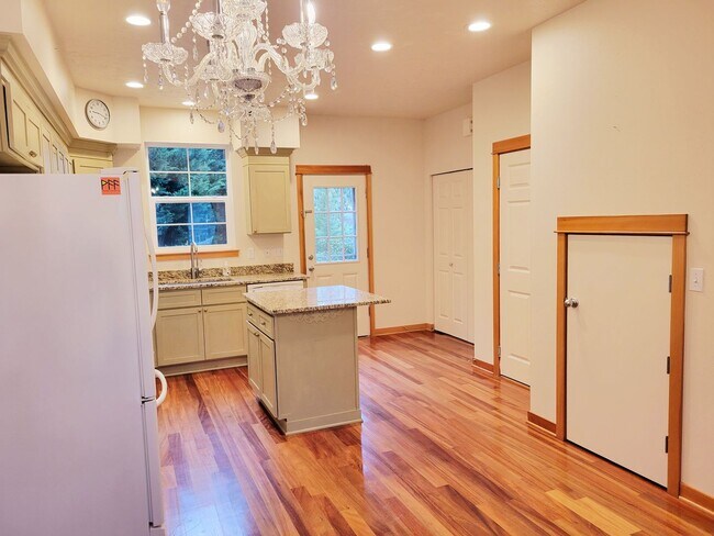 Foto del edificio - Lovely 2 Bedroom Townhouse Within Walking Distance to Historic Downtown Poulsbo