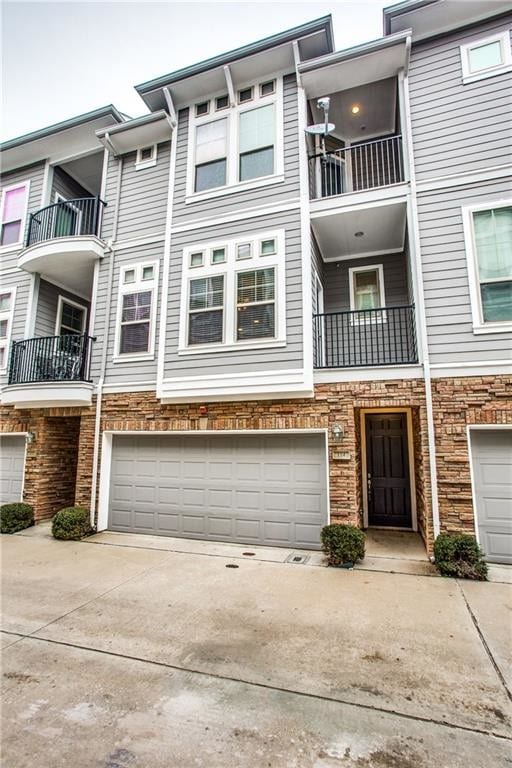 Building Photo - 2326 Stutz Dr