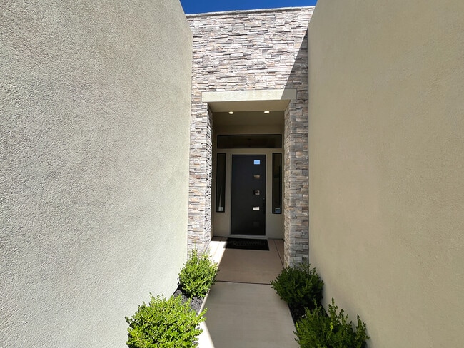 Building Photo - 1234 W Firepit Knoll Dr