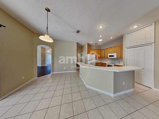 Building Photo - 13712 Lakes Way