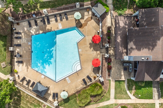 Pool - Taravue Park Apartments