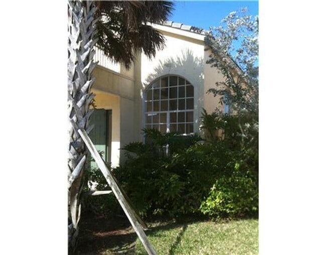 Foto del edificio - 9829 Scribner Ln