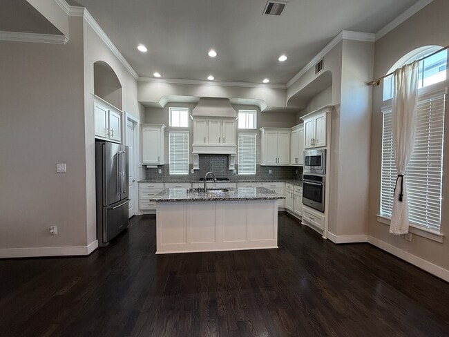 Building Photo - 641 Middle St