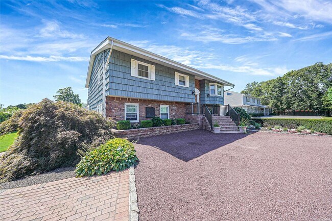 Building Photo - 300 Oak Neck Ln