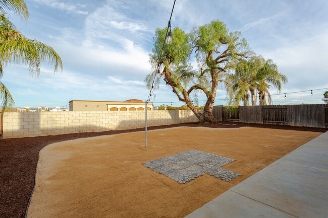 Building Photo - AVAILABLE NOW! 4 Bedroom, Single Story Hom...