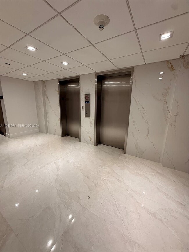 Foto del edificio - 5825 Collins Ave