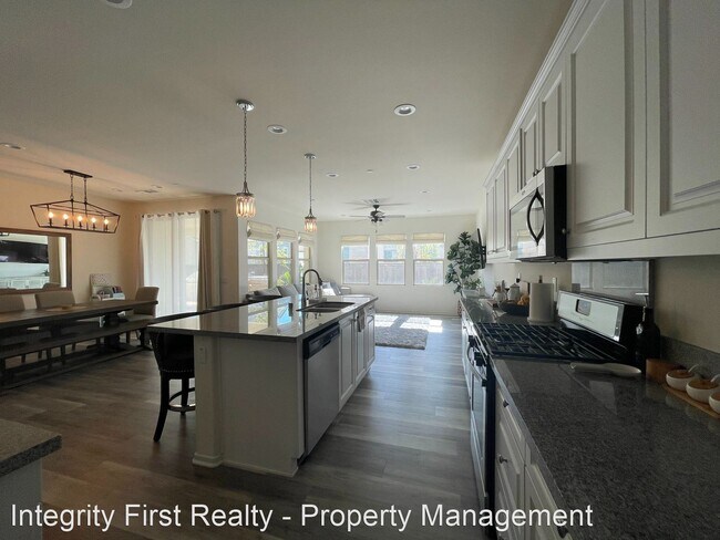 Building Photo - 3 br, 3 bath House - 1013 Camino Aldea