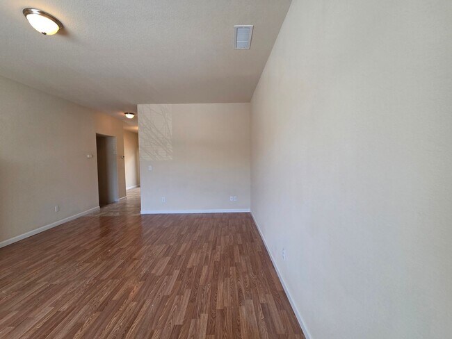 Foto del edificio - 3 Bedroom 2.5 Bath Close to UNR!