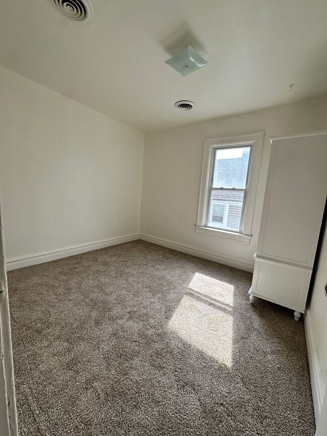 Building Photo - 1403 Rawson Ave