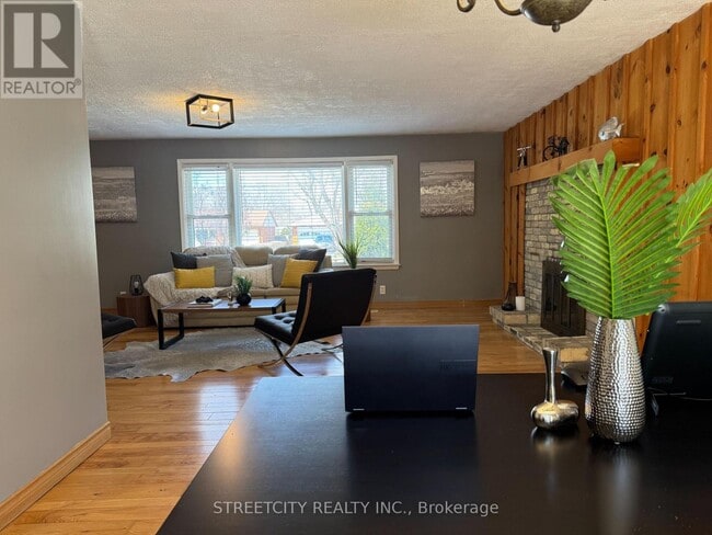 Building Photo - 924 Valetta St