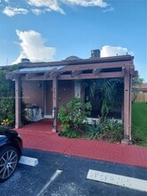 Building Photo - 2675 Parkview Dr S