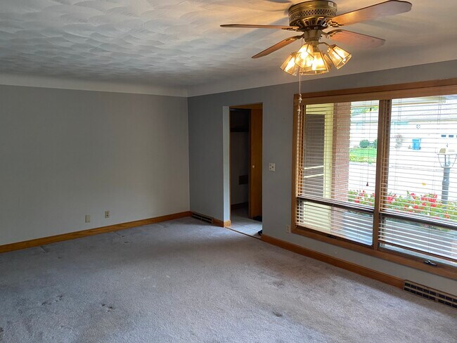 Living room - 4600 Folwell Dr