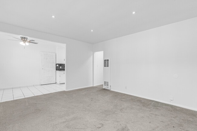 Building Photo - 536 Hyde Park Pl