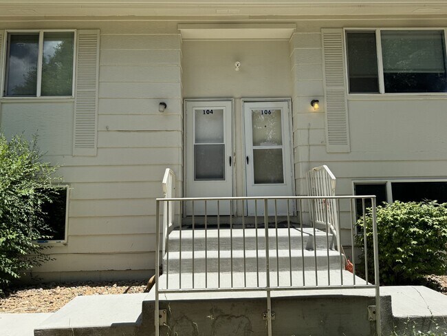 Foto del edificio - 2-Bed Duplex With Newly Remodeled Bathroom!