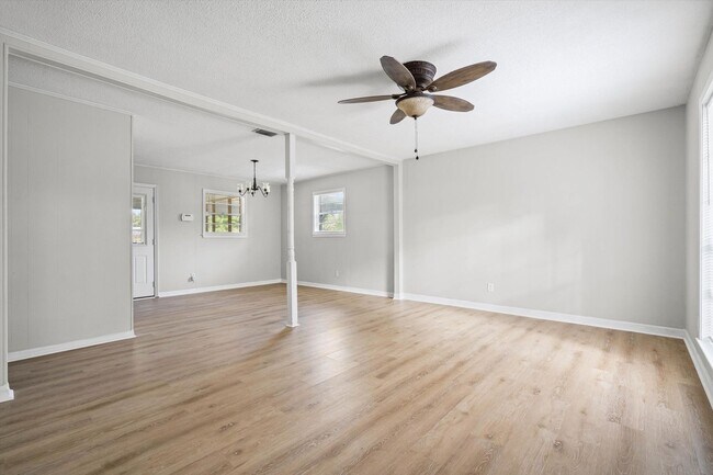 Building Photo - JUST LISTED!