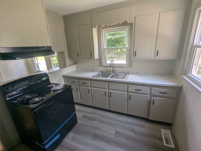 Foto del edificio - Remodeled 2 Bed 1 Bath Home Convenient Location