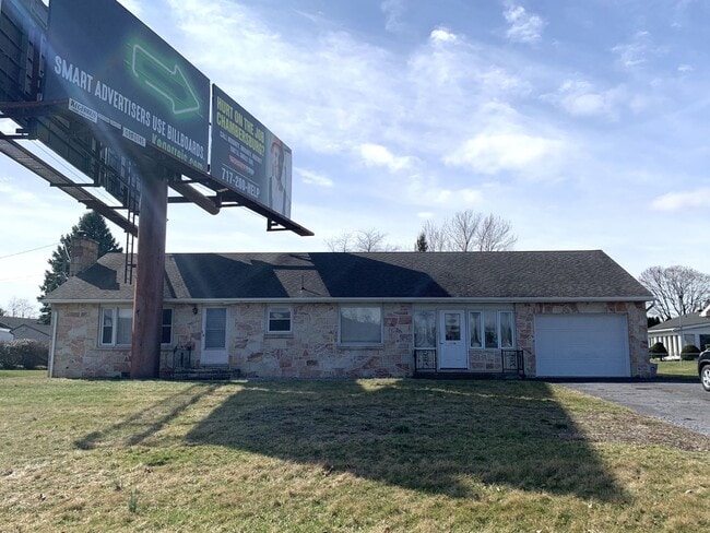 Foto del edificio - Move-in ready!! Bonus room that could easily be utilized as a 3rd bedroom!!