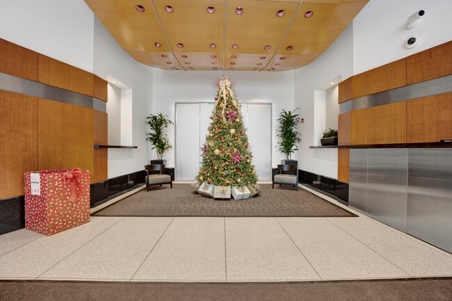 Building Photo - 512 N McClurg Ct