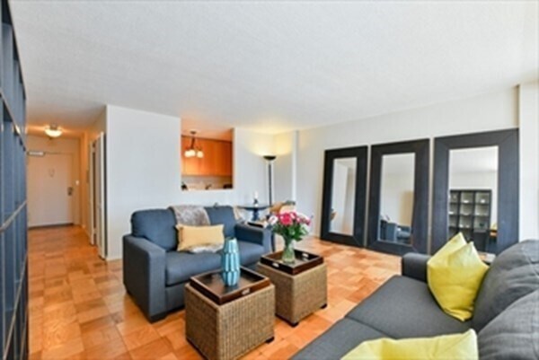 Foto del edificio - 2 Hawthorne Pl