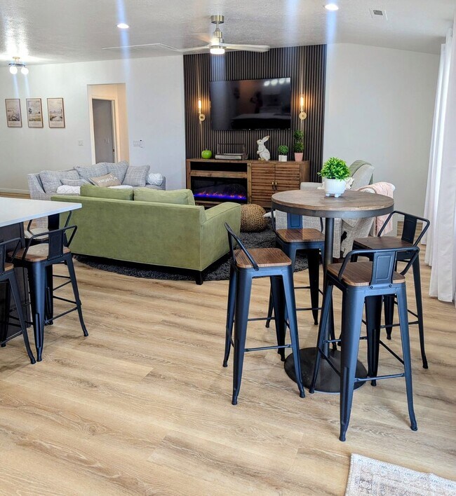 Foto del edificio - Fully Furnished Trailside Home!