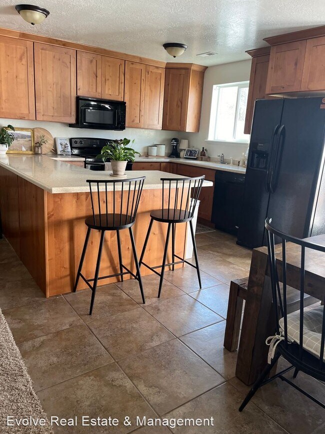 Foto del edificio - 3 br, 2.5 bath House - 585 N 2425 W