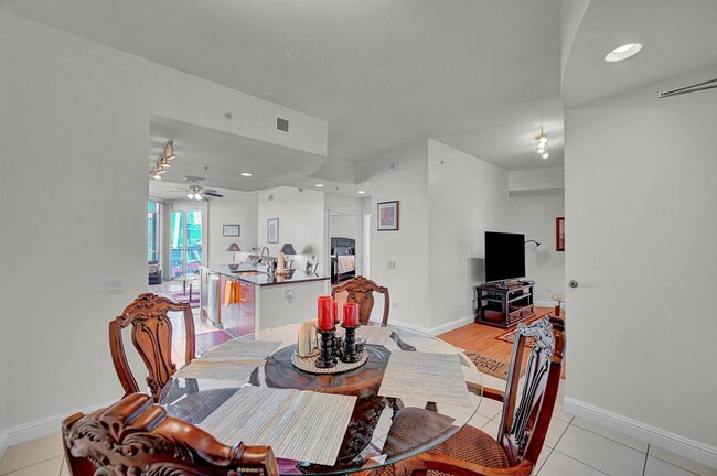 Foto del edificio - 1 Bedroom fully furnished high-rise condo!