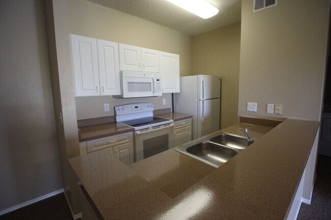 Foto del edificio - HALF OFF 1ST MONTHS RENT! The Landings 3rd...