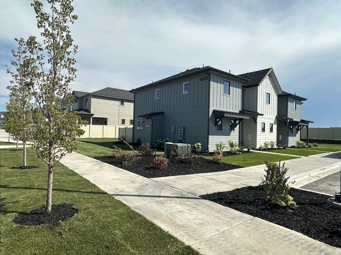 Foto principal - 4095 S Lone Pne Wy