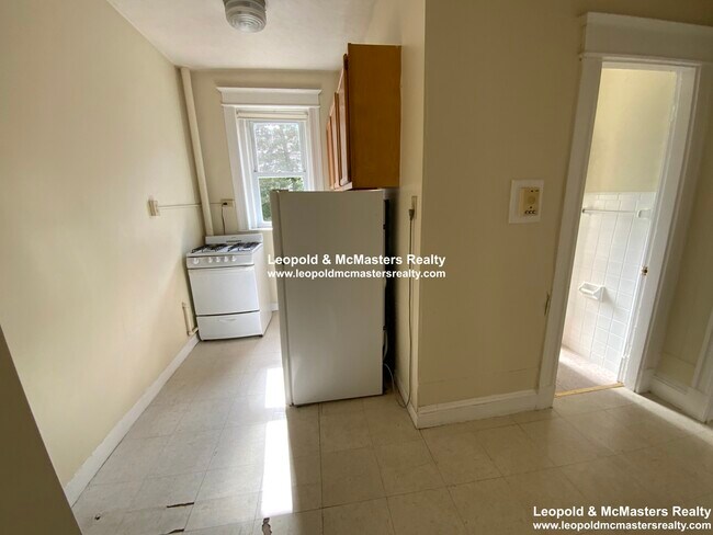 Building Photo - 217 Kelton St
