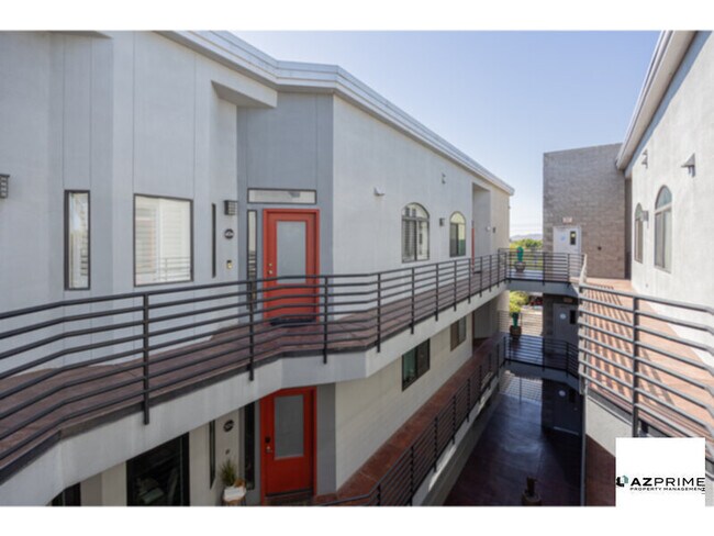 Foto del edificio - Top-floor living meets modern charm in thi...
