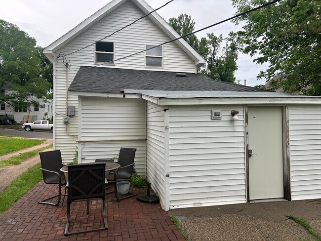 Building Photo - 537 W Linden St