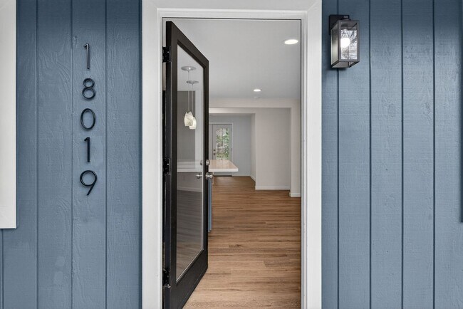 Building Photo - Updated 4BD Lake Oswego Home - Prime Location