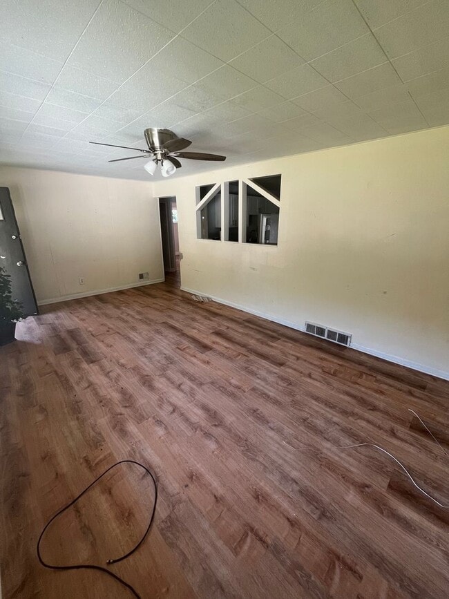 Building Photo - Three Bed, 2 Bath in Cincinnati!