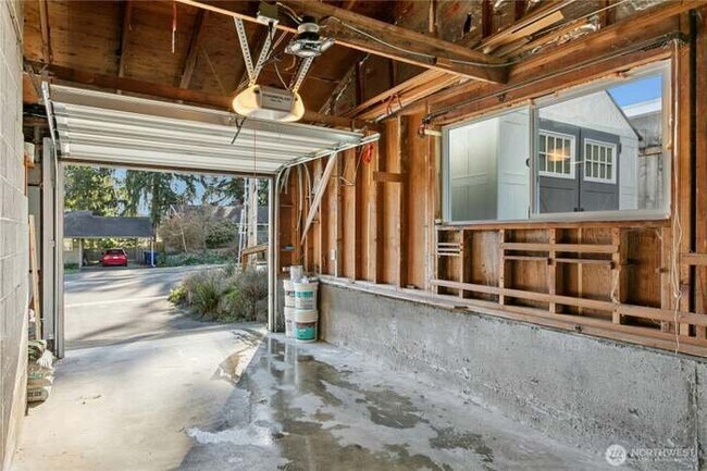 Foto del edificio - 16326 Lake Hills Blvd