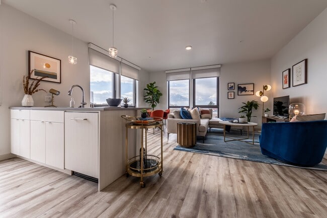 Building Photo - Center Steps