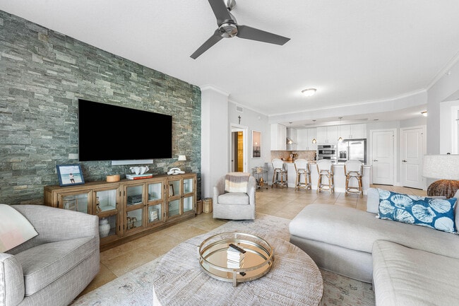 Building Photo - 1024 Bay Colony Dr S