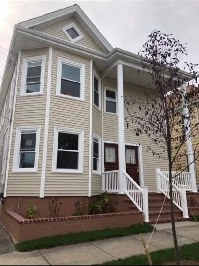 Building Photo - 338 Shaw St