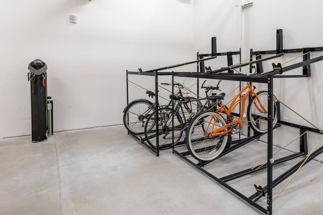 Building Photo - LINQ