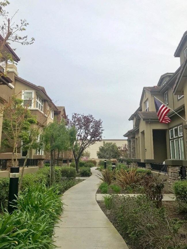 Building Photo - 4 bedroom in San Jose CA 95131