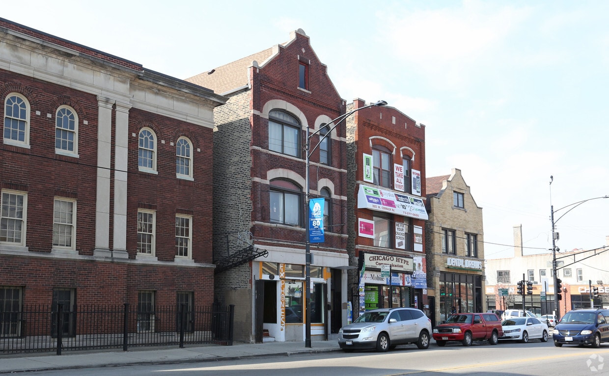 Building Photo - 3051 W Cermak Rd