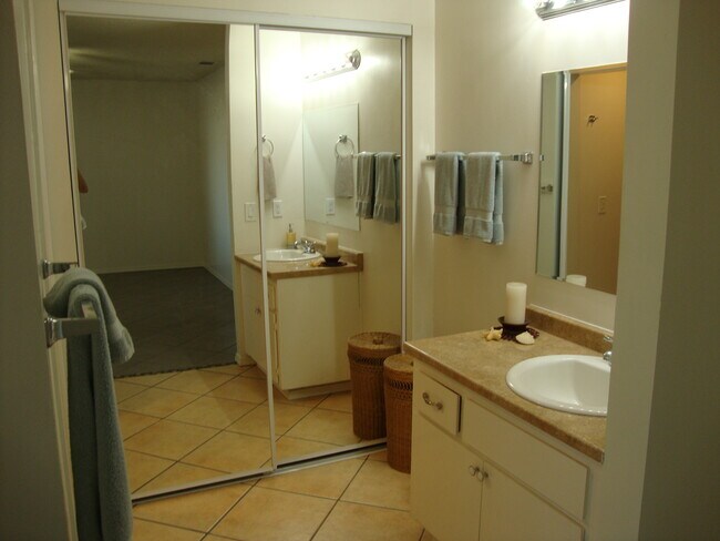 master bath on-suite - 256 S Santa Fe Ave